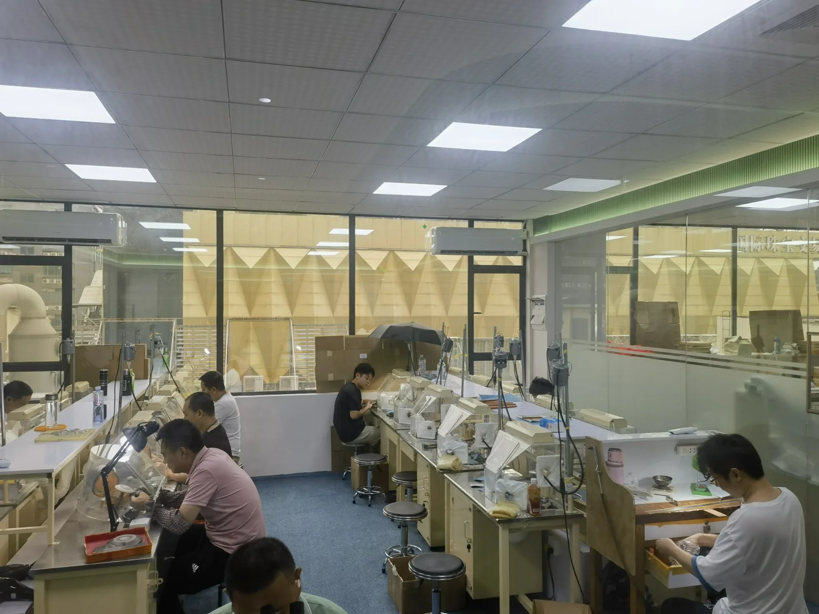 Artisans polishing 925 sterling silver jewelry at the Astra Mois workshop.
